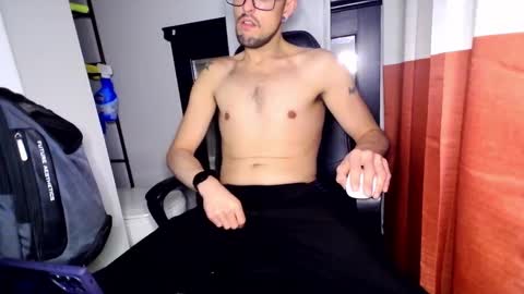 Snapshot of jhp_kinky_2000 chatting on 01.06.25 kinky party boy online show from 01.06.25