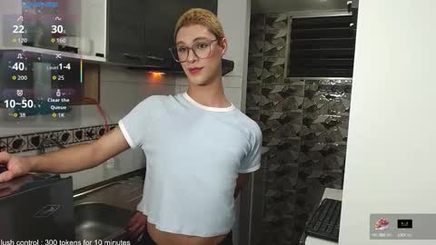 Snapshot of jhuan_cute chatting on 10.07.25 Jhuan Nhez online show from 10.07.25