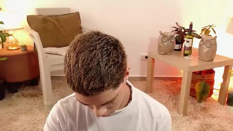 Snapshot of jhuan_cute chatting on 11.02.25 Jhuan Nhez online show from 11.02.25