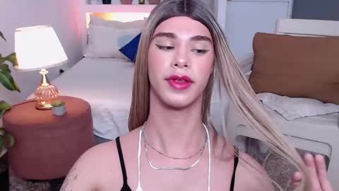 Snapshot of jhuan_cute chatting on 11.16.25 Jhuan Nhez online show from 11.16.25