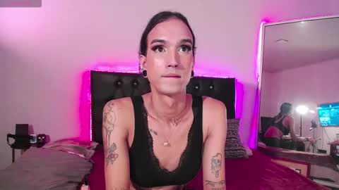 Snapshot of joaisaza chatting on 11.14.25 Joa Isaza online show from 11.14.25