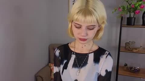 Snapshot of joan_lipse chatting on 10.31.25 Sofia online show from 10.31.25