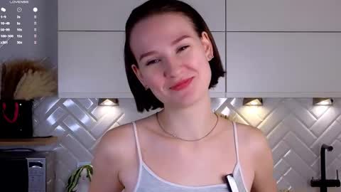 Snapshot of joancrumpton chatting on 10.10.25 Alice in the country of dreams online show from 10.10.25