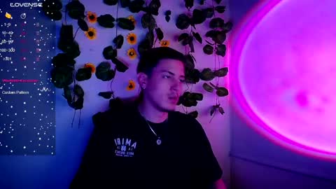 Snapshot of johan_parker222 chatting on 09.25.25 johan_parker222 online show from 09.25.25