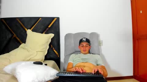 Snapshot of john_hot690 chatting on 04.06.26 john_hot690 online show from 04.06.26