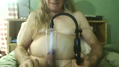 Snapshot of johnnieq1971 chatting on 05.29.26 johnnieq1971 online show from 05.29.26