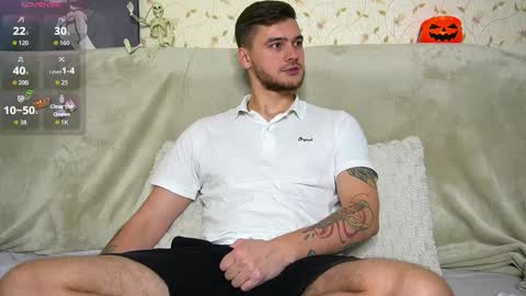 Snapshot of johnstoneisland chatting on 10.28.25 John online show from 10.28.25