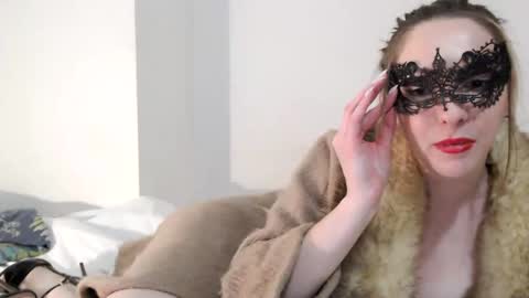 Snapshot of jolieroseeparis chatting on 01.04.25 Rose online show from 01.04.25