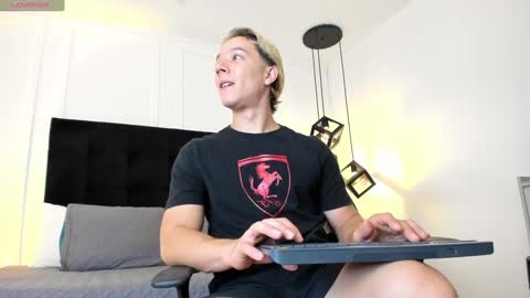 Jonathan Danielss  online show from 01.10.25