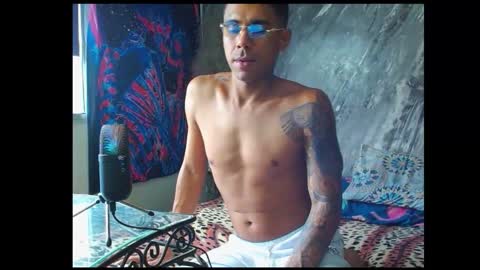 Snapshot of jonesjoness15 chatting on 10.21.25 jonesjoness15 online show from 10.21.25