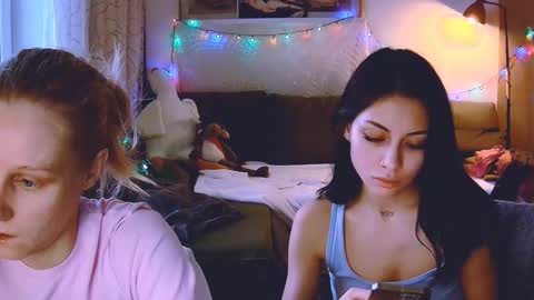 Snapshot of joy_keys chatting on 12.21.24 joy_keys online show from 12.21.24