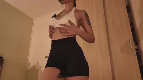 Snapshot of juanilla99 chatting on 10.01.25 juanilla99 online show from 10.01.25