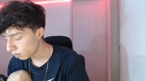 Snapshot of juanmres chatting on 12.17.25 juanmres online show from 12.17.25