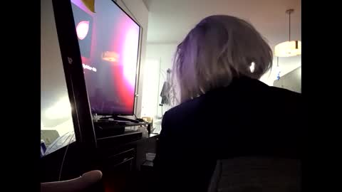 Snapshot of juicystraw chatting on 10.27.25 juicystraw online show from 10.27.25