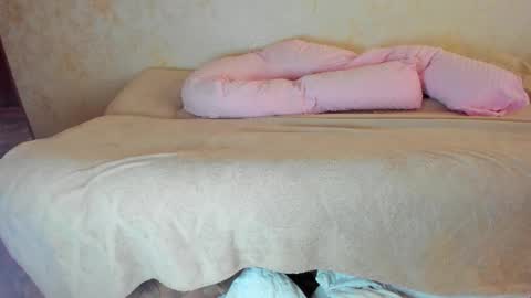 Snapshot of juisykitten chatting on 09.22.25 Anna online show from 09.22.25