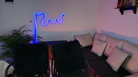 Snapshot of jules_n_gia chatting on 02.09.25 Jules and Gia online show from 02.09.25