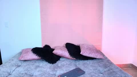 Snapshot of jules_n_gia chatting on 11.02.25 Jules and Gia online show from 11.02.25