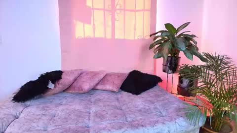 Snapshot of jules_n_gia chatting on 11.09.25 Jules and Gia online show from 11.09.25