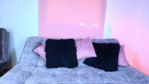 Snapshot of jules_n_gia chatting on 11.22.25 Jules and Gia online show from 11.22.25