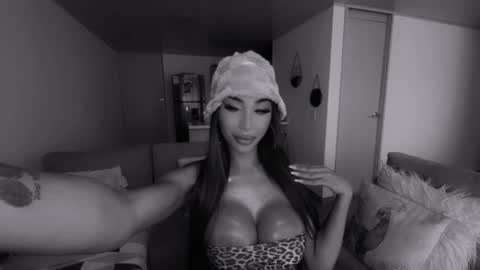 Snapshot of julessy_bonny chatting on 03.05.25 julessy online show from 03.05.25