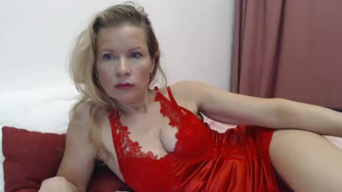 julia_giulia online show from 02.05.25