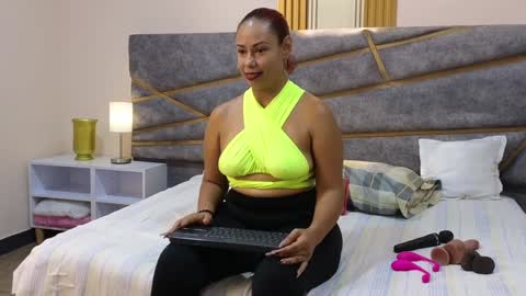 Julia Gomes online show from 01.30.25