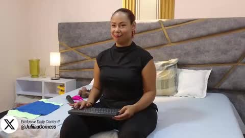 Julia Gomes online show from 03.02.25