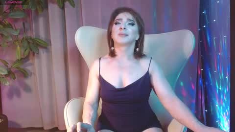 Snapshot of julia_renard chatting on 11.07.25 Julia online show from 11.07.25