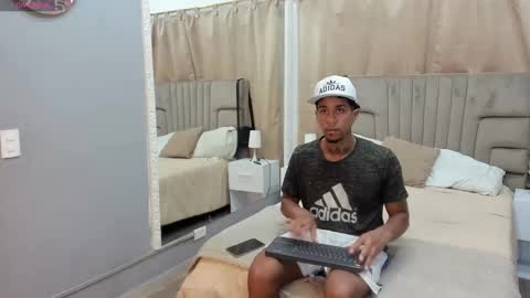 Snapshot of julian_billy chatting on 12.30.24 julian billy online show from 12.30.24