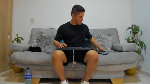 julian_wallace online show from 12.04.24