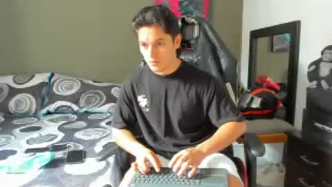 julian_wallace1 online show from 06.17.26