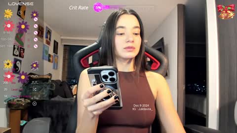Snapshot of julidavila chatting on 12.10.24 Jeimy Help me to reach 100 thumbs up online show from 12.10.24