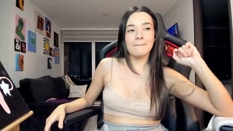 Snapshot of julidavila chatting on 01.18.25 Jeimy Help me to reach 100 thumbs up online show from 01.18.25