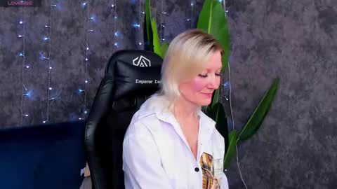 Julie Lucasss online show from 02.05.26