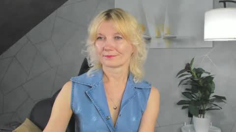 Snapshot of julie_lucasss chatting on 06.25.26 Julie Lucasss online show from 06.25.26