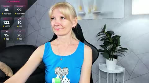 Snapshot of julie_lucasss chatting on 07.15.26 Julie Lucasss online show from 07.15.26