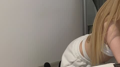 Snapshot of juliejuliette chatting on 02.06.25 Julia online show from 02.06.25