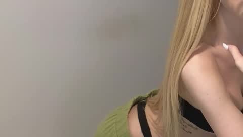 Snapshot of juliejuliette chatting on 02.11.25 Julia online show from 02.11.25