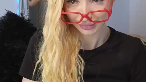 Snapshot of juliejuliette chatting on 09.15.25 Julia online show from 09.15.25