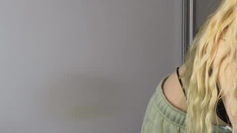 Snapshot of juliejuliette chatting on 09.16.25 Julia online show from 09.16.25