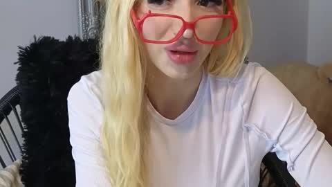 Snapshot of juliejuliette chatting on 10.14.25 Julia online show from 10.14.25
