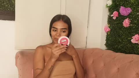 Snapshot of julieta_aguilar chatting on 05.22.26 Juli online show from 05.22.26