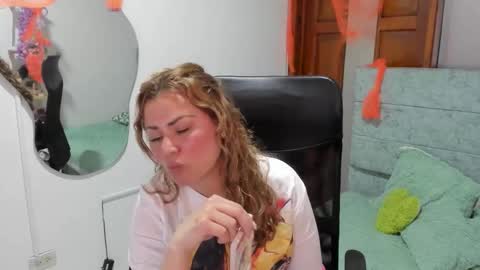 Snapshot of julieta_star69 chatting on 10.27.25 julieta_star69 online show from 10.27.25