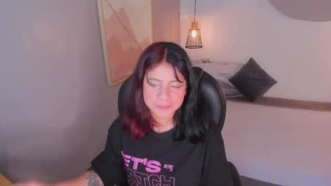 Snapshot of julieth_brown_ chatting on 11.14.25 Julieth online show from 11.14.25