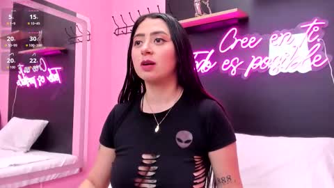 Snapshot of juliethcruz chatting on 12.14.25 online show from 12.14.25