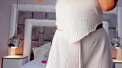 Hi guys It is a pleasure to have you here I am Julieta  online show from 12.02.25