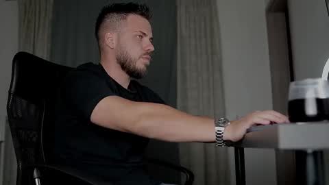 JULiUS   online show from 10.01.25