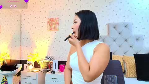 Julieta Reyes   online show from 04.25.26