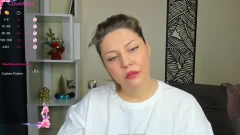 Snapshot of jully_rox chatting on 12.08.24 Jully online show from 12.08.24