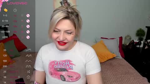 Snapshot of jully_rox chatting on 02.15.25 Jully online show from 02.15.25